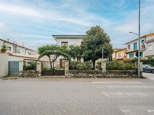 casa indipendente in vendita a Viareggio in zona Campo d'Aviazione