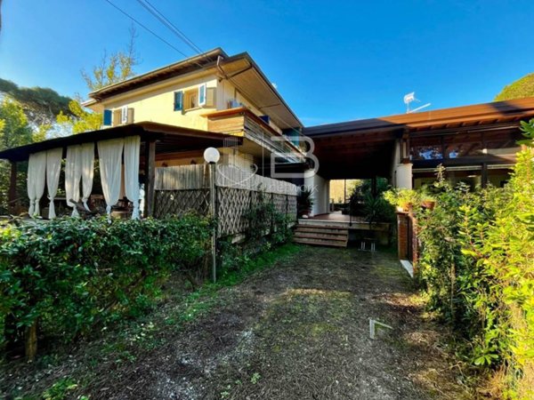 appartamento in vendita a Viareggio in zona Lago Mare