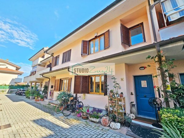 casa indipendente in vendita a Viareggio in zona Torre del Lago