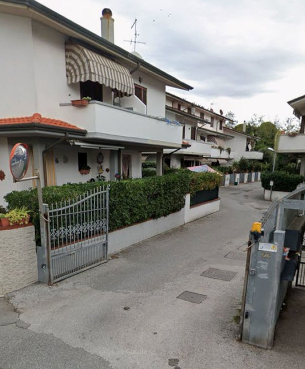 casa indipendente in vendita a Viareggio in zona Torre del Lago