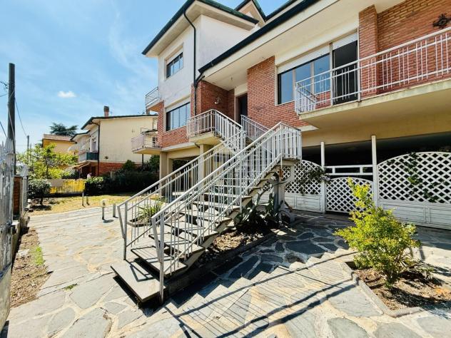 casa indipendente in vendita a Viareggio