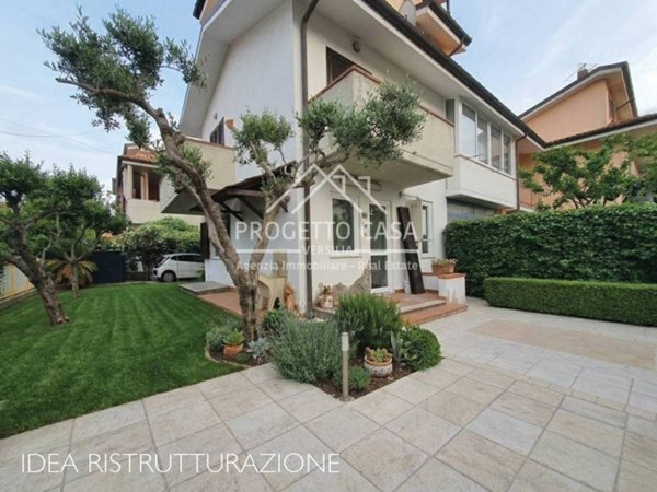 casa indipendente in vendita a Viareggio in zona Torre del Lago