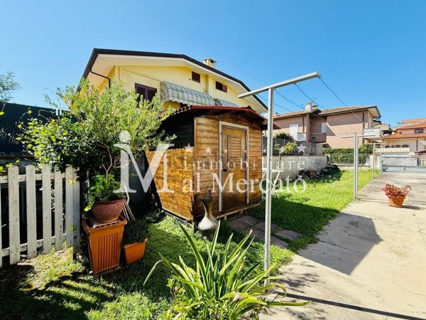 casa indipendente in vendita a Viareggio in zona Torre del Lago