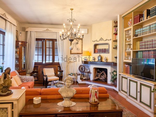 casa indipendente in vendita a Viareggio