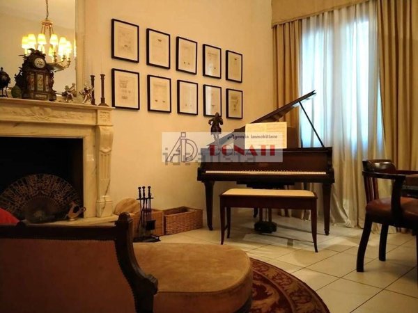 casa indipendente in vendita a Viareggio