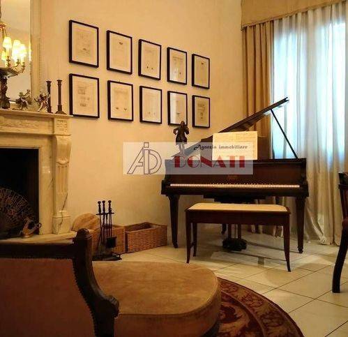 casa indipendente in vendita a Viareggio