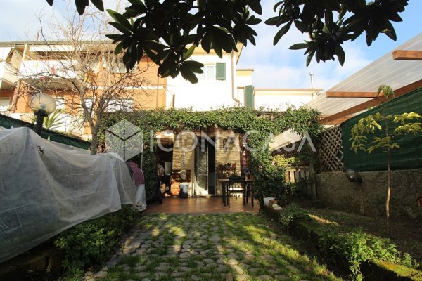 casa indipendente in vendita a Viareggio in zona Torre del Lago