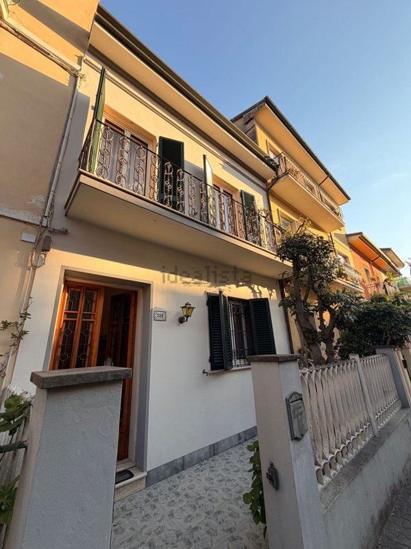 casa indipendente in vendita a Viareggio