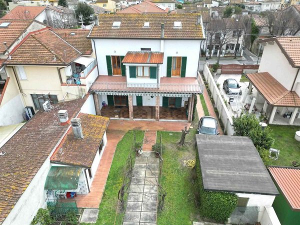 casa indipendente in vendita a Viareggio in zona Torre del Lago