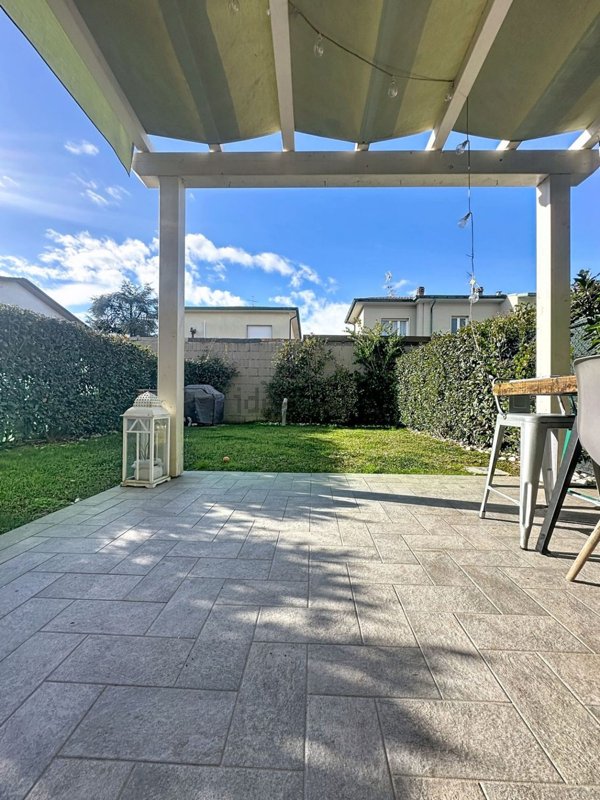 casa indipendente in vendita a Viareggio in zona Migliarina