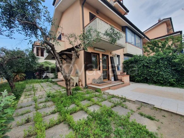 casa indipendente in vendita a Viareggio in zona Torre del Lago