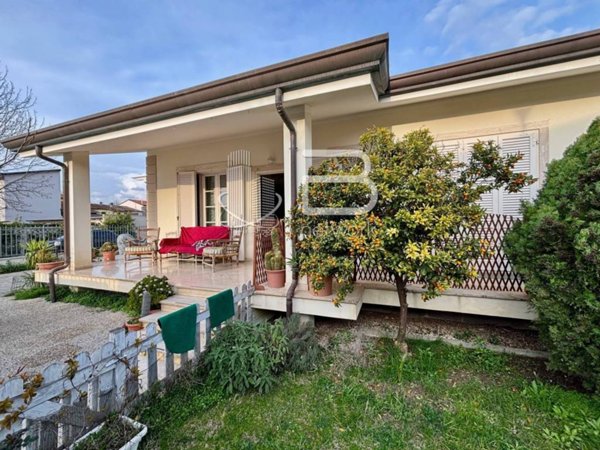 casa indipendente in vendita a Viareggio in zona Torre del Lago
