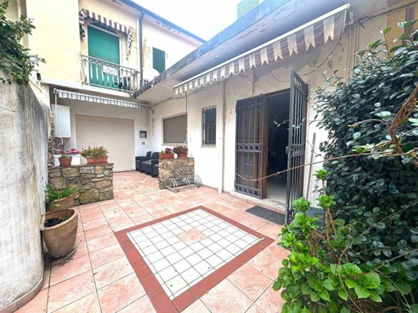 casa indipendente in vendita a Viareggio