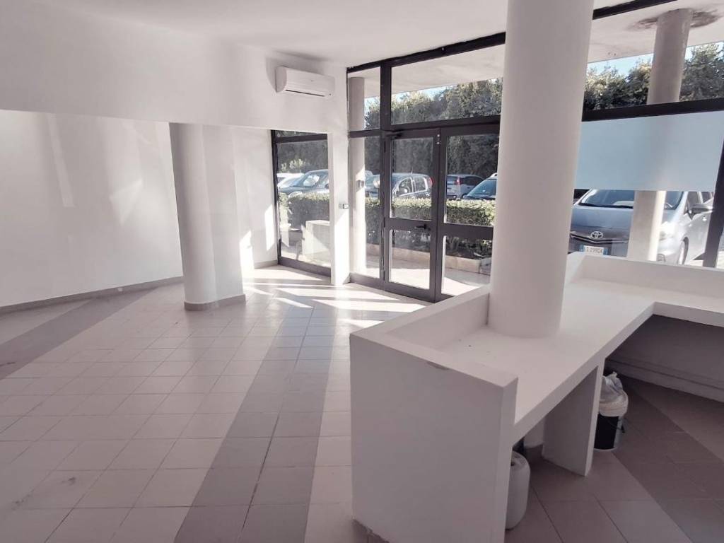 negozio in vendita a Viareggio in zona Migliarina