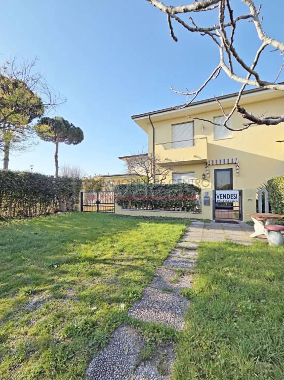 casa indipendente in vendita a Viareggio in zona Torre del Lago