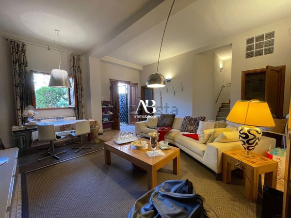 casa indipendente in vendita a Viareggio