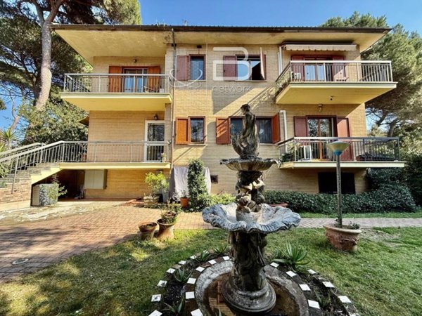 casa indipendente in vendita a Viareggio in zona Torre del Lago