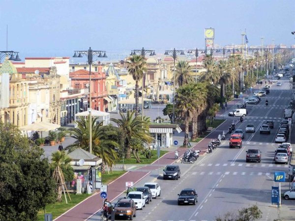 negozio in vendita a Viareggio in zona Centro Storico