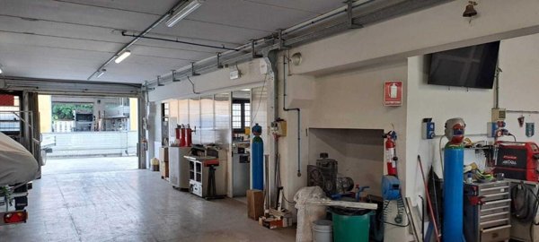 capannone in vendita a Viareggio