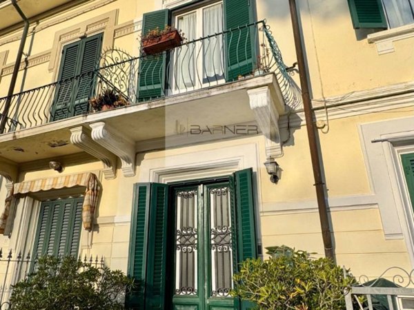 casa indipendente in vendita a Viareggio