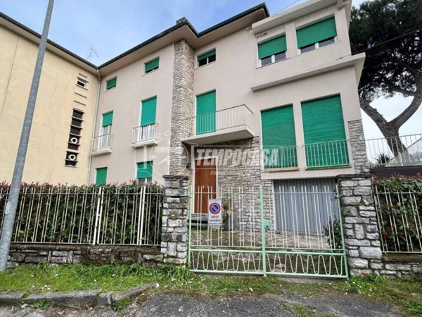 casa indipendente in vendita a Viareggio