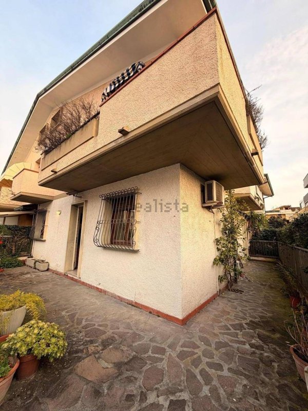 casa indipendente in vendita a Viareggio in zona Migliarina