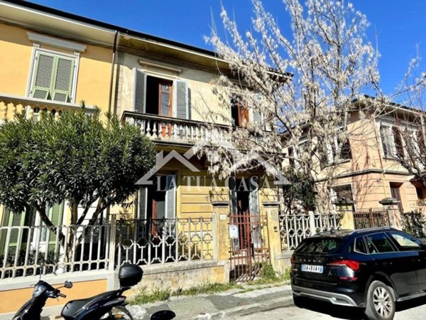 casa indipendente in vendita a Viareggio in zona Campo d'Aviazione