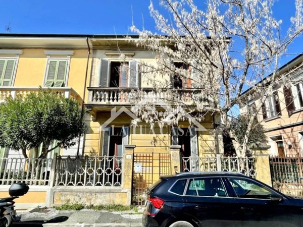 casa indipendente in vendita a Viareggio in zona Campo d'Aviazione