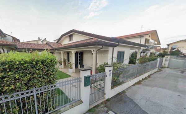 villa in vendita a Viareggio in zona Torre del Lago