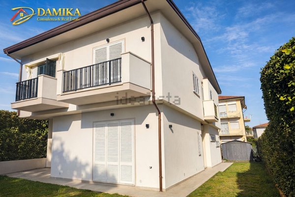 casa indipendente in vendita a Viareggio