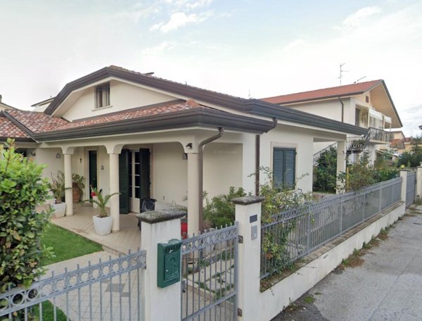 casa indipendente in vendita a Viareggio in zona Torre del Lago