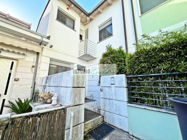 casa indipendente in vendita a Viareggio in zona Centro Storico