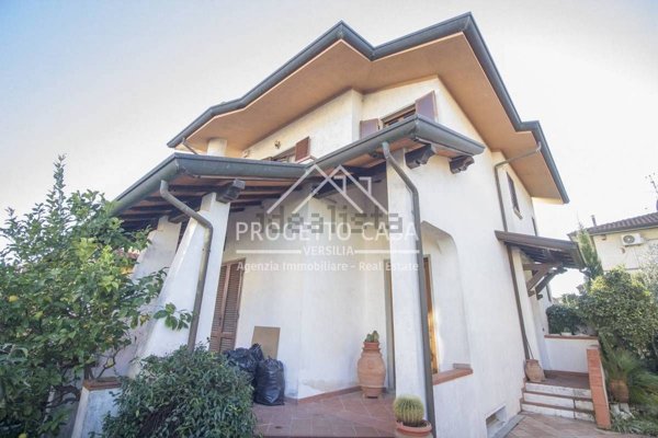 casa indipendente in vendita a Viareggio in zona Torre del Lago