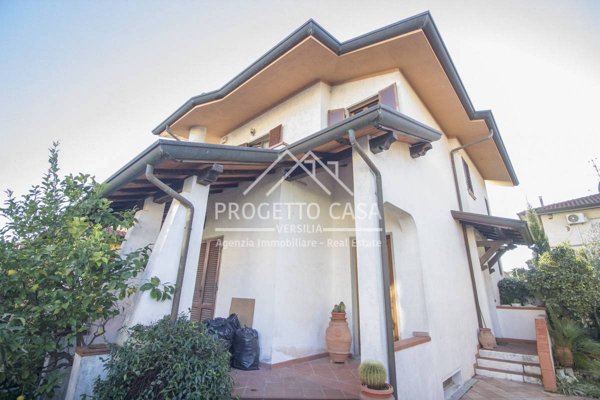 casa indipendente in vendita a Viareggio in zona Torre del Lago