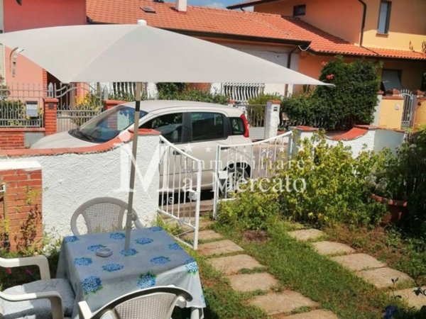 casa indipendente in vendita a Viareggio in zona Torre del Lago