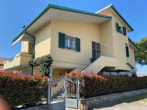 casa indipendente in vendita a Viareggio
