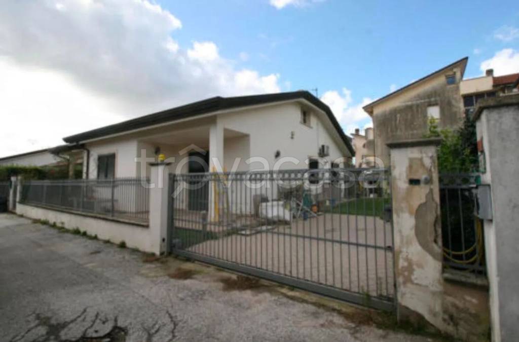 casa indipendente in vendita a Viareggio in zona Torre del Lago