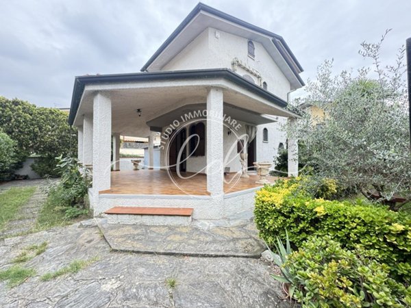 casa indipendente in vendita a Viareggio in zona Torre del Lago