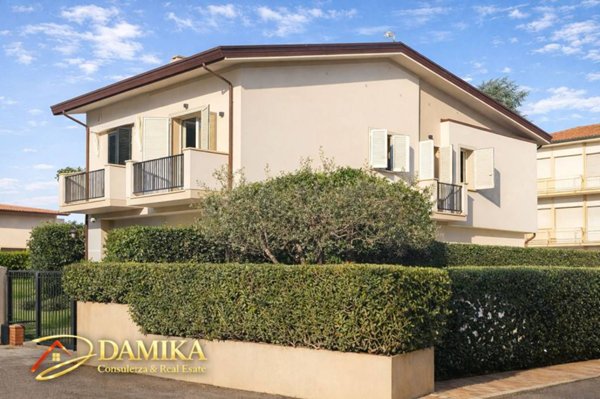 casa indipendente in vendita a Viareggio