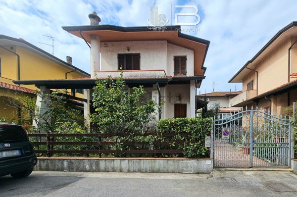 casa indipendente in vendita a Viareggio in zona Torre del Lago