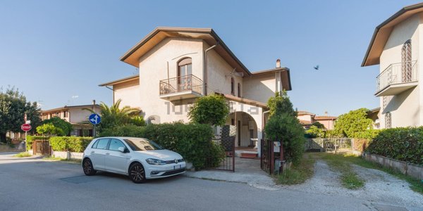 casa indipendente in vendita a Viareggio in zona Torre del Lago