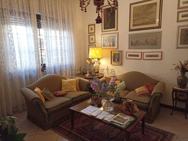 casa indipendente in vendita a Viareggio