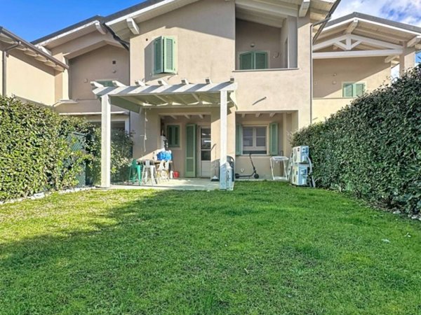 casa indipendente in vendita a Viareggio in zona Migliarina