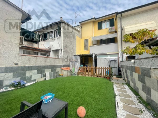 casa indipendente in vendita a Viareggio