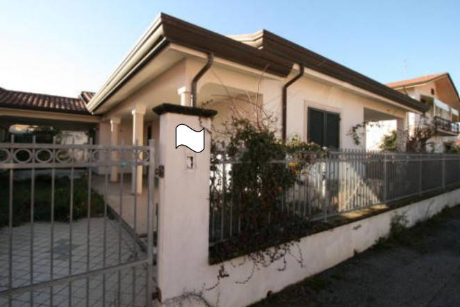 casa indipendente in vendita a Viareggio in zona Torre del Lago