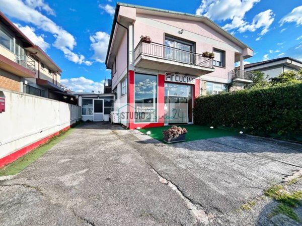 locale commerciale in vendita a Viareggio in zona Migliarina