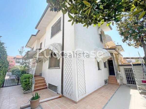 casa indipendente in vendita a Viareggio in zona Torre del Lago