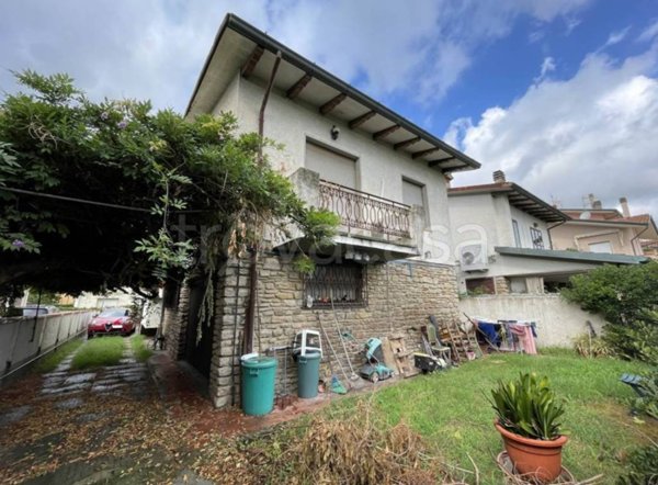 casa indipendente in vendita a Viareggio