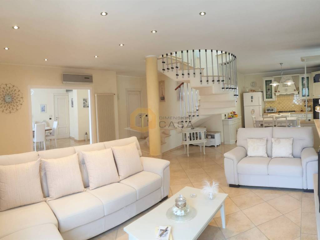 casa indipendente in vendita a Viareggio in zona Torre del Lago