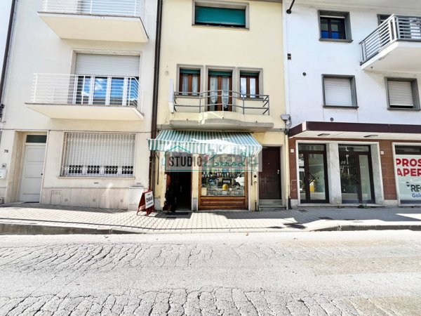 locale commerciale in vendita a Viareggio in zona Centro Storico